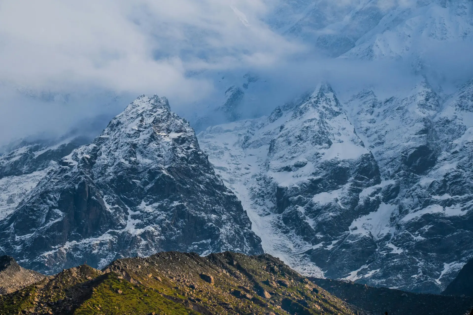 Stunning view of snow-covered mountains in Kedarnath, India, showcasing rugged Himalayan beauty.